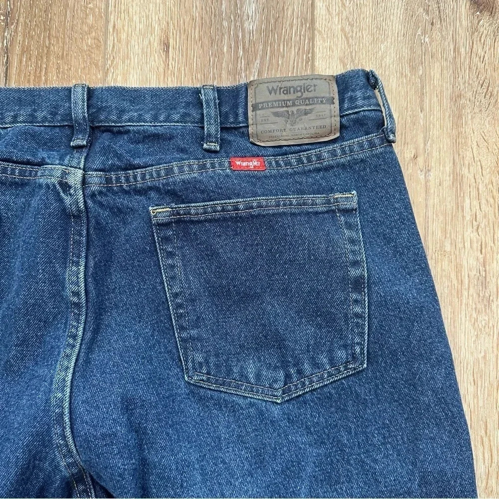 Wrangler Men's Dark Wash Relaxed Fit Denim Jeans Size W40 L30 GUC - Picture 5 of 7